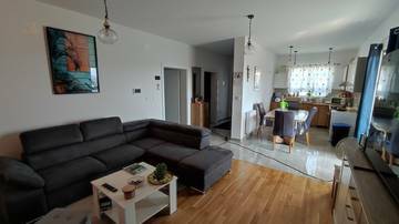 Thumbnail von Einfamilienhaus mit Garage