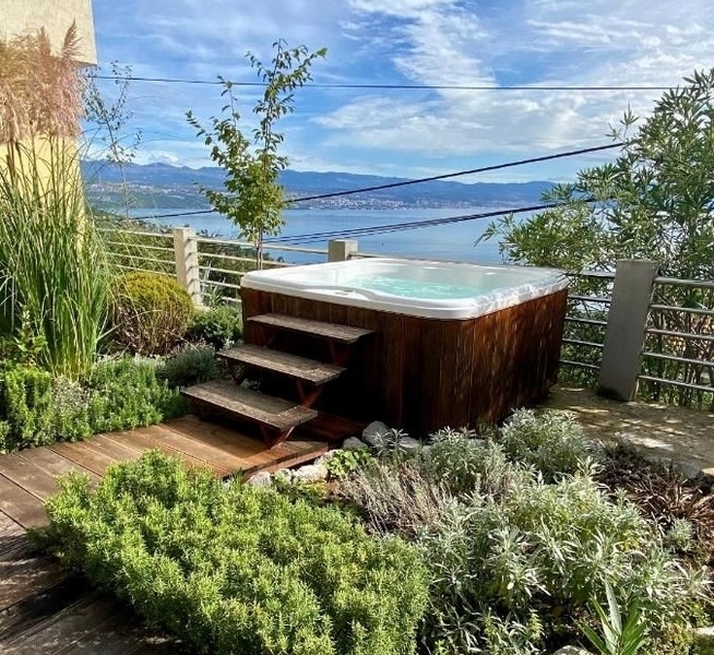 Haus mit drei Wohnungen und schönem Meerblick in Lovran, Kvarner Bucht