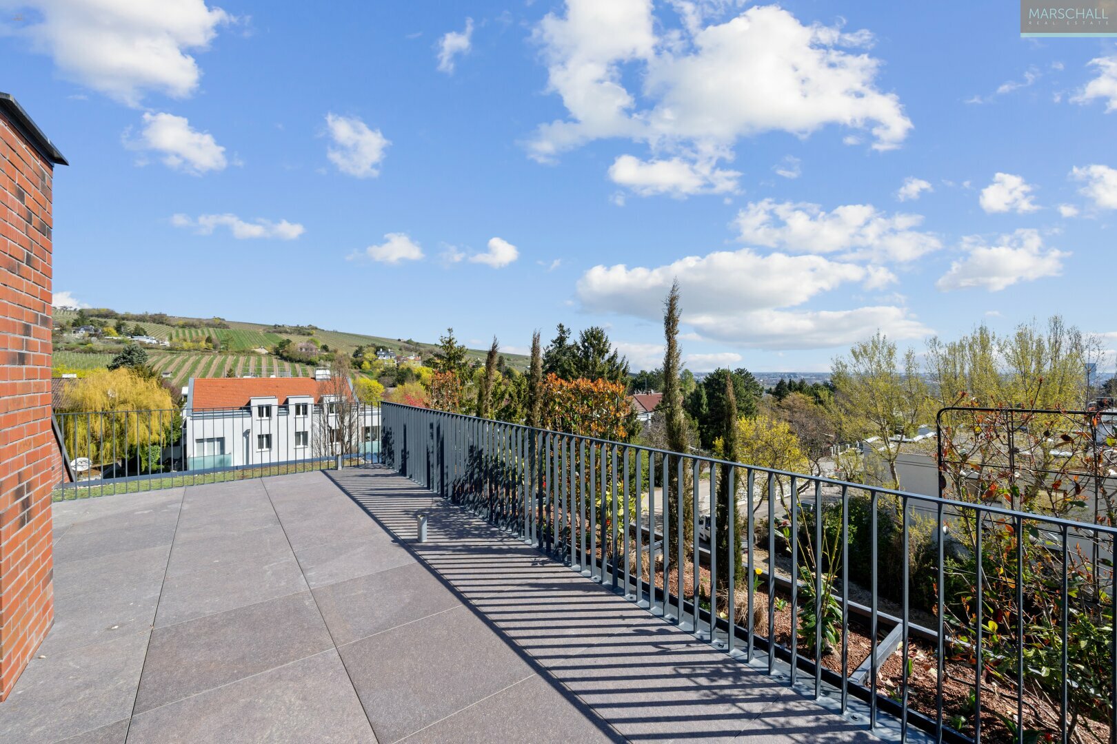 Thumbnail von Wunderschönes Penthouse mit herrlichem Blick und Dachterrasse in Prestige Lage