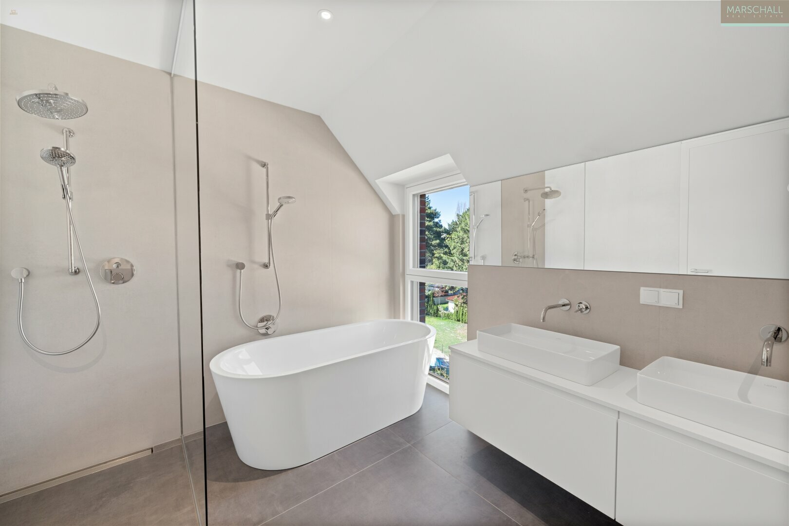 Thumbnail von Wunderschönes Penthouse mit herrlichem Blick und Dachterrasse in Prestige Lage