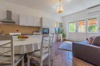 Thumbnail von Mehrfamilienhaus mit Pool und Meerblick in Crikvenica