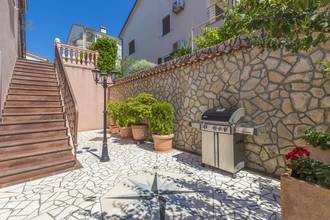 Thumbnail von Mehrfamilienhaus mit Pool und Meerblick in Crikvenica