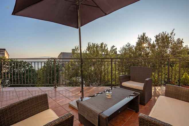 Gepflegte Wohnung mit großer Terrasse und schönem Meerblick