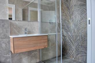 Thumbnail von Moderní penthouse s terasou na střeše a panoramatickým výhledem na město a moře