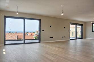 Thumbnail von Moderní penthouse s terasou na střeše a panoramatickým výhledem na město a moře