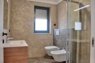 Thumbnail von Moderní penthouse s terasou na střeše a panoramatickým výhledem na město a moře