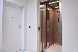 Thumbnail von Moderní penthouse s terasou na střeše a panoramatickým výhledem na město a moře