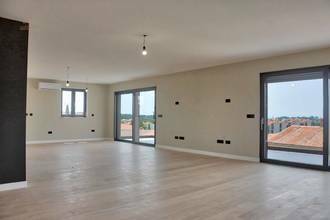 Thumbnail von Moderní penthouse s terasou na střeše a panoramatickým výhledem na město a moře