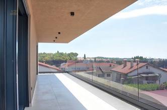 Thumbnail von Modernes Penthouse mit Dachterrasse und Panoramablick auf die Stadt und das Meer