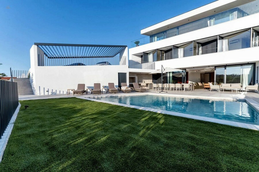 Nowoczesna luksusowa willa z basenem i widokiem na morze