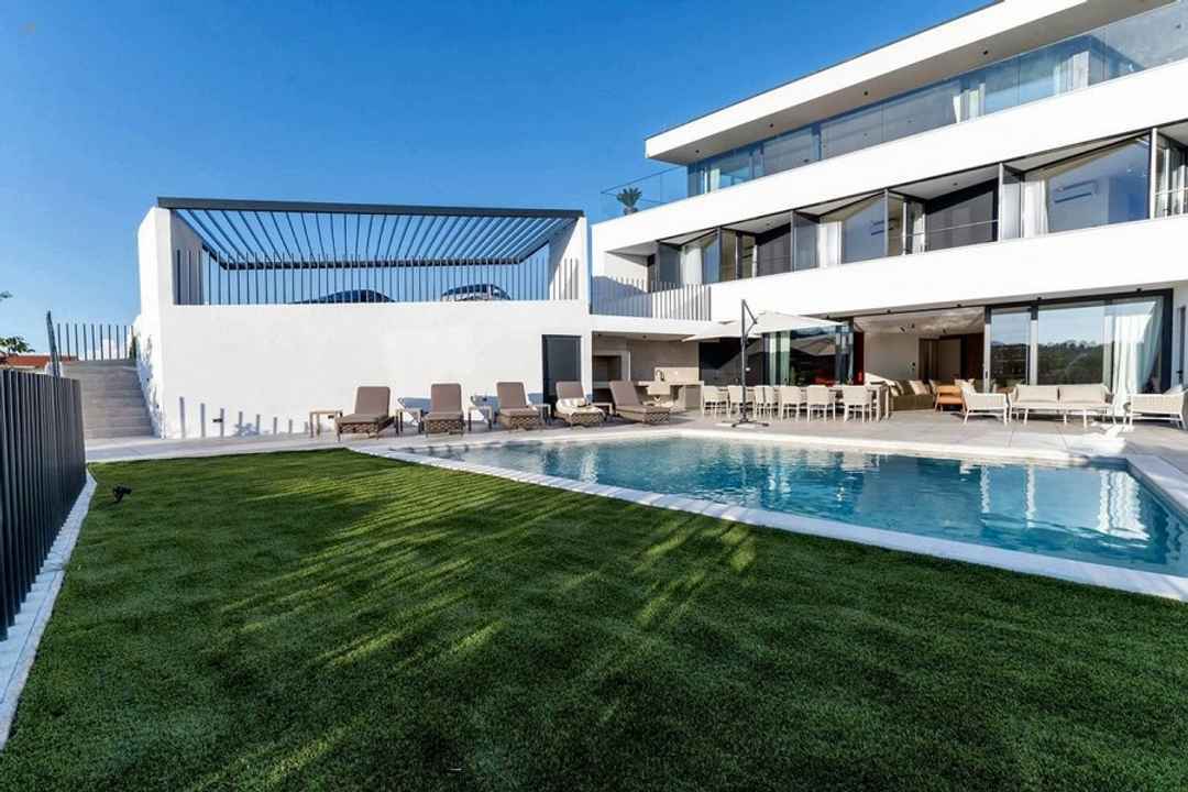 Nowoczesna luksusowa willa z basenem i widokiem na morze