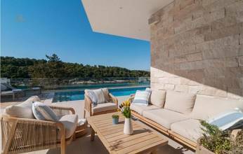 Thumbnail von Deniz kenarında birinci sırada modern villa ve havuz