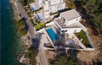 Thumbnail von Deniz kenarında birinci sırada modern villa ve havuz