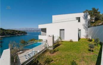 Thumbnail von Deniz kenarında birinci sırada modern villa ve havuz