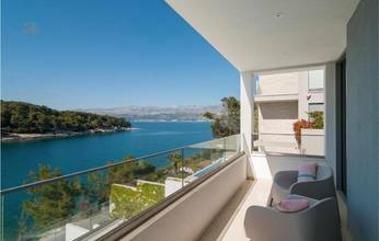 Thumbnail von Deniz kenarında birinci sırada modern villa ve havuz