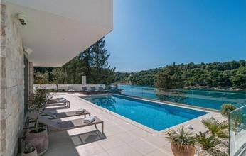 Thumbnail von Deniz kenarında birinci sırada modern villa ve havuz