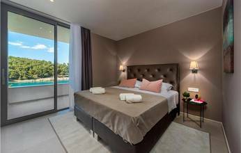 Thumbnail von Deniz kenarında birinci sırada modern villa ve havuz