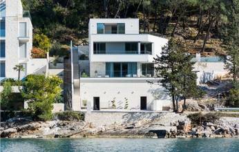 Thumbnail von Deniz kenarında birinci sırada modern villa ve havuz