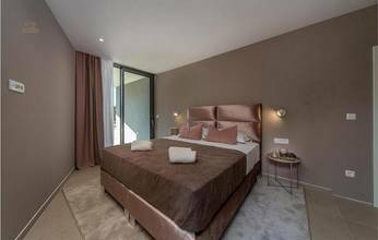 Thumbnail von Deniz kenarında birinci sırada modern villa ve havuz