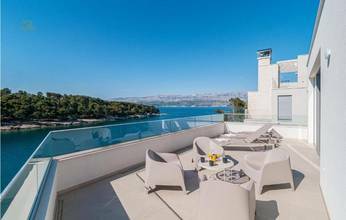 Moderne Villa mit Pool in der 1. Reihe zum Meer