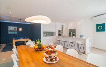 Thumbnail von Deniz kenarında birinci sırada modern villa ve havuz