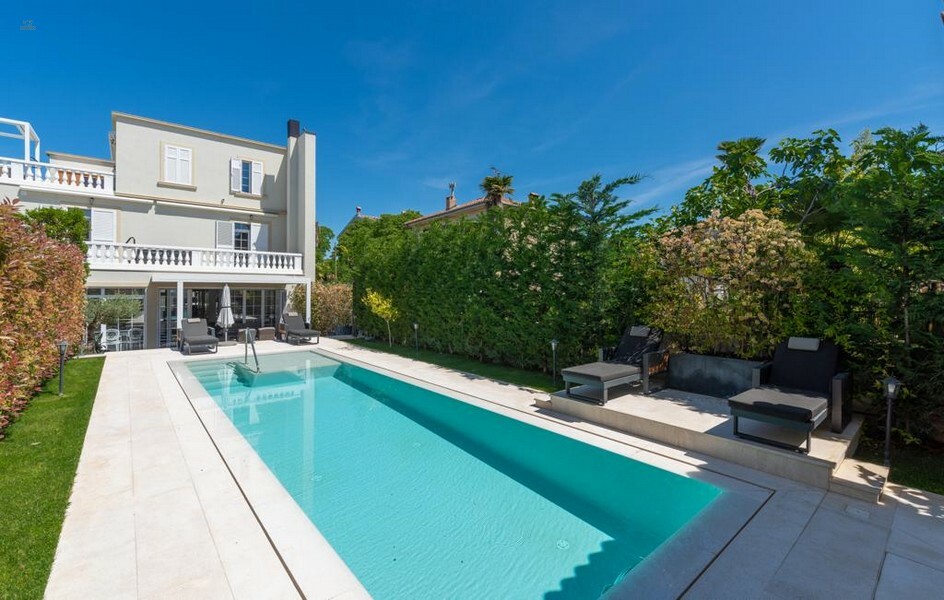 Harika bir konumda havuzlu olağanüstü villa