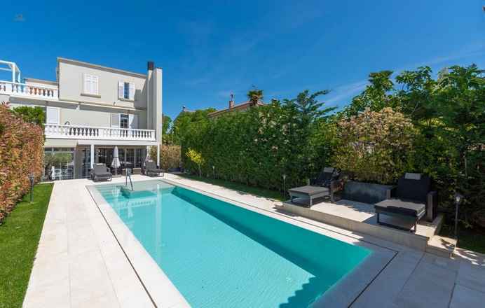 Harika bir konumda havuzlu olağanüstü villa