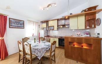 Thumbnail von Schönes Mehrfamilienhaus mit Pool und Meerblick in Kaštel Lukšić