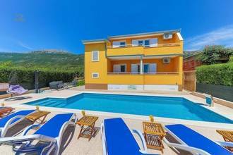 Thumbnail von Schönes Mehrfamilienhaus mit Pool und Meerblick in Kaštel Lukšić
