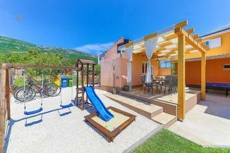 Thumbnail von Schönes Mehrfamilienhaus mit Pool und Meerblick in Kaštel Lukšić