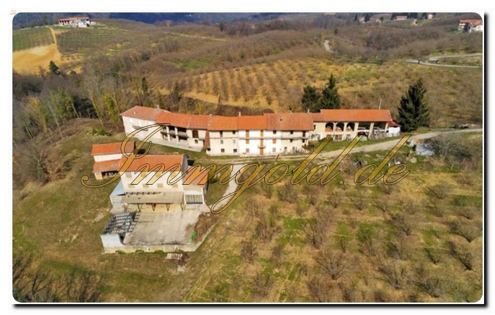 Kompletter Weiler mit mehreren Bauwerken in ruhiger Lage