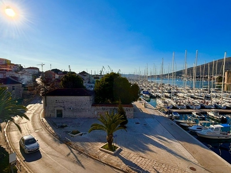Steinhaus mit 3 Appartements direkt am Hafen in Trogir