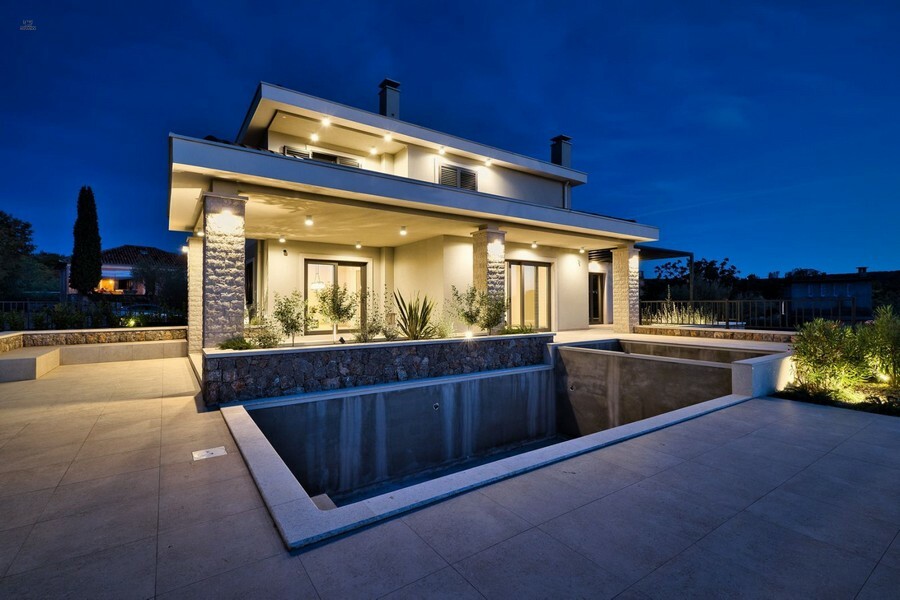 Mediterrane Neubau-Villa mit Swimmingpool und Meerblick