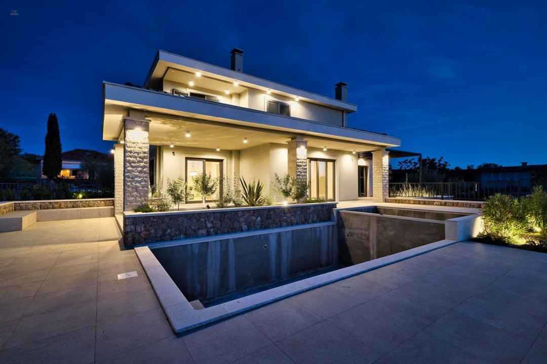 Mediterrane Neubau-Villa mit Swimmingpool und Meerblick