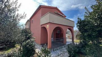 Thumbnail von Mehrfamilienhaus mit Pool und 5 Wohneinheiten, Insel Krk