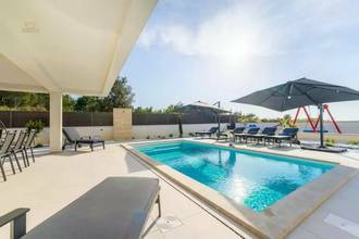 Thumbnail von Moderne Luxusvilla mit Swimmingpool und Dachterrasse