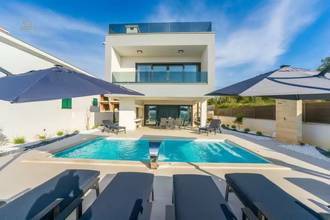 Thumbnail von Moderne Luxusvilla mit Swimmingpool und Dachterrasse