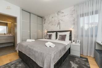 Thumbnail von Moderne Luxusvilla mit Swimmingpool und Dachterrasse