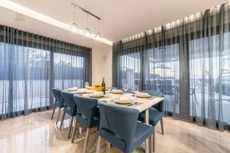 Thumbnail von Moderne Luxusvilla mit Swimmingpool und Dachterrasse