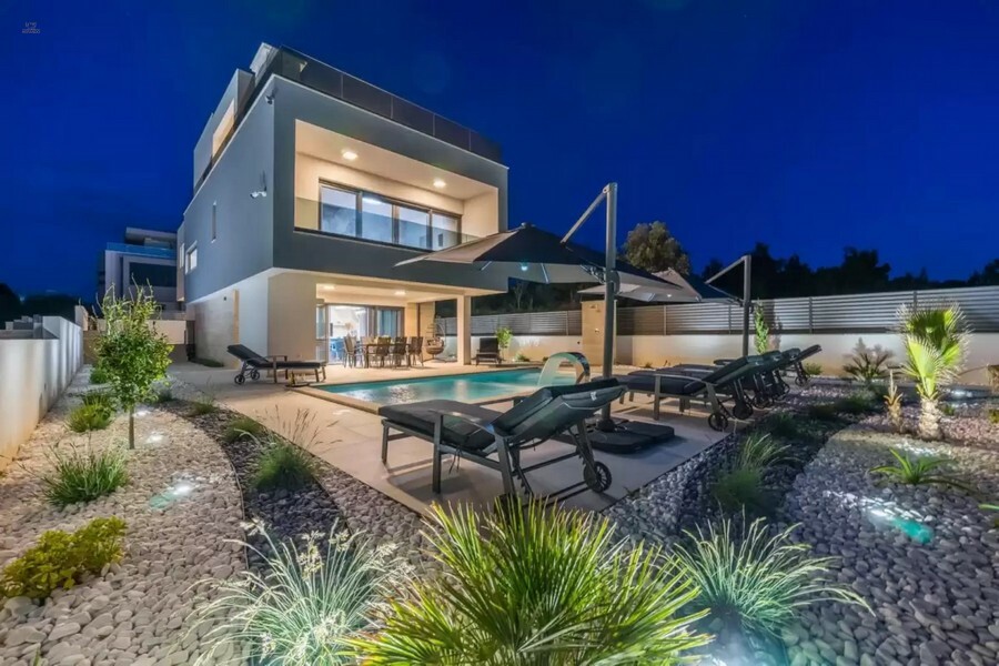 Moderne Luxusvilla mit Swimmingpool und Dachterrasse