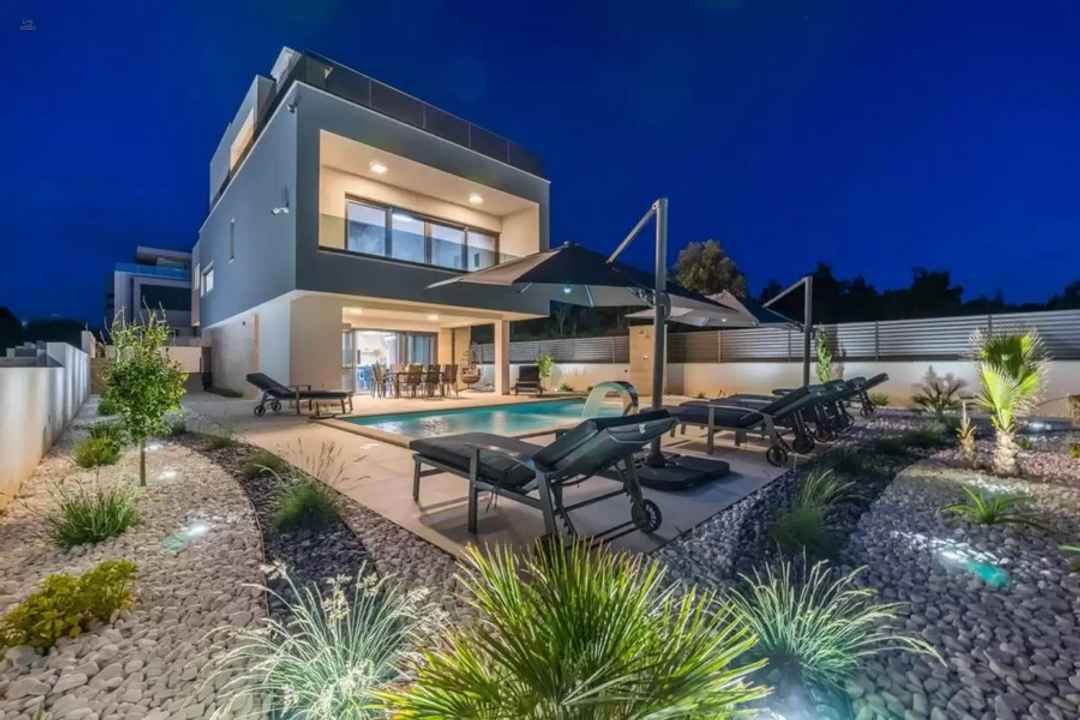 Moderne Luxusvilla mit Swimmingpool und Dachterrasse