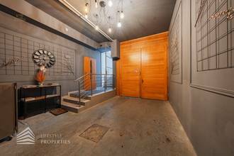 Thumbnail von スターウォッチパークの近くにある4ユニットの完全に改装された家と未完成の屋根裏部屋