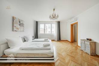 Thumbnail von スターウォッチパークの近くにある4ユニットの完全に改装された家と未完成の屋根裏部屋