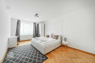 Thumbnail von スターウォッチパークの近くにある4ユニットの完全に改装された家と未完成の屋根裏部屋