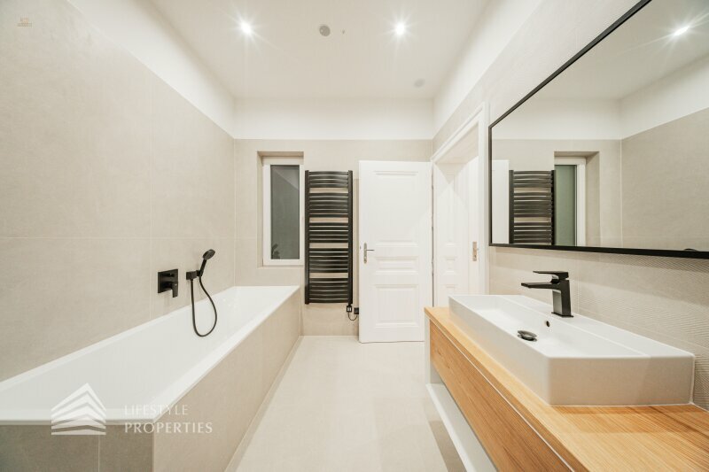 Thumbnail von Wunderschöne 3-Zimmer Altbauwohnung im EG, Erstbezug!