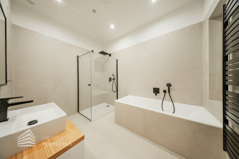 Thumbnail von Wunderschöne 3-Zimmer Altbauwohnung im EG, Erstbezug!