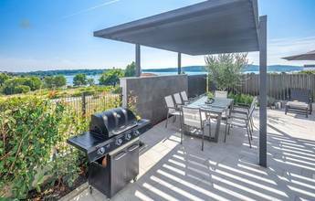 Thumbnail von Moderne Villa mit Swimmingpool und Meerblick