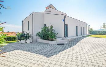 Thumbnail von Moderne Villa mit Swimmingpool und Meerblick