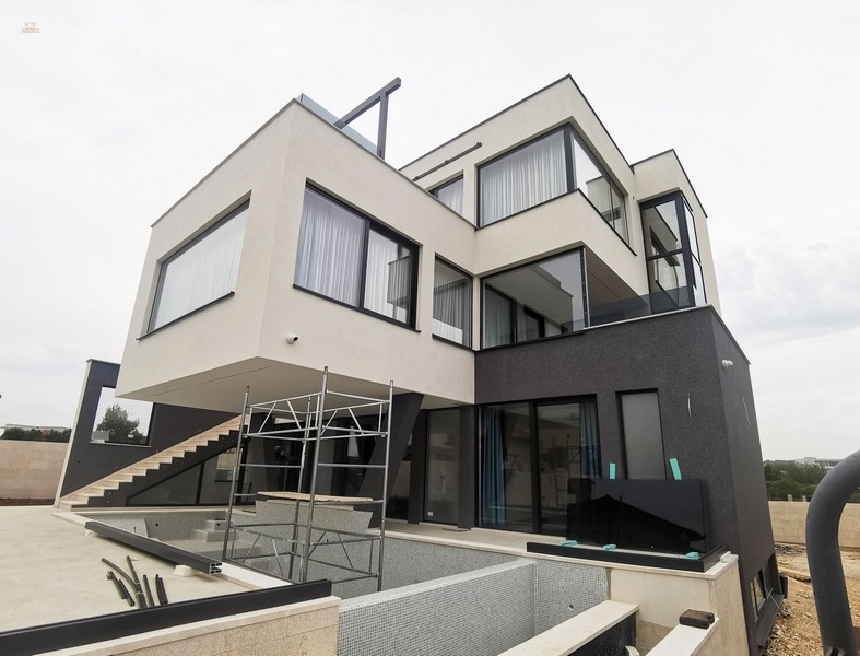 Moderne Villa mit Pool und Blick bis zum Meer in Medulin