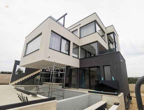 Moderne Villa mit Pool und Blick bis zum Meer in Medulin